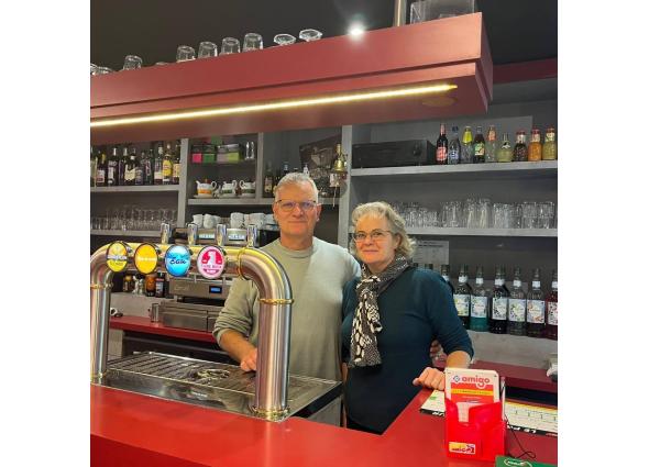 Intérieur chaleureux du Bar Chez Vallau